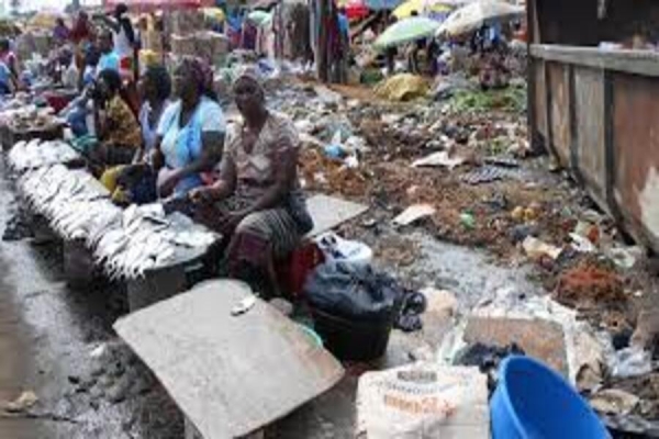 Cabo Delgado: Lixo acumulado periga comerciantes do mercado central da cidade de Pemba