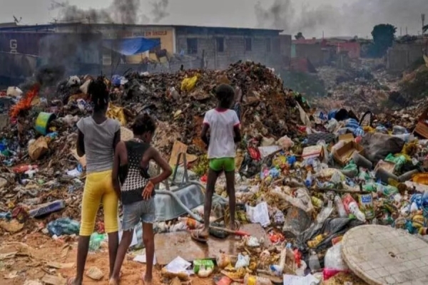 ixo amontoado nas ruas de Luanda por dívidas às empresas de recolha, é um problema de saúde pública em plena pandemia da Covid-19.