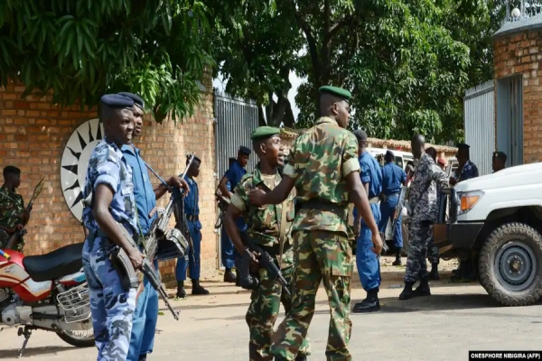 Policias e militares em Bujumbura (Foto de Arquivo)