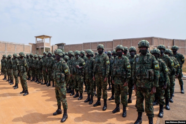 Tropas ruandesas na hora de partida para Moçambique. Aeroporto Internacional de Kigali, Ruanda. 10 de Julho