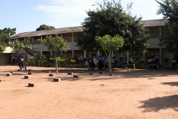 Escolas públicas procuram readaptar actividades para suprir suspensão de aulas presenciais