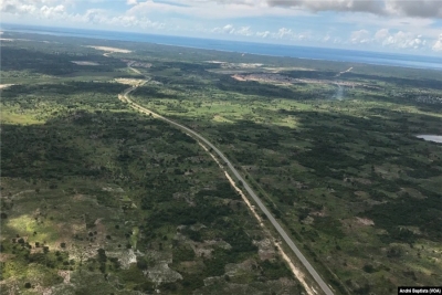 Estrada que liga Palma a Mocímboa da Praia, Cabo Delgado. Moçambique. 24 de Março