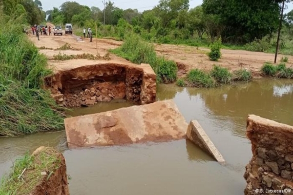 Tempestade Ana deixou rasto de destruição. Aqui, foto de ponte sobre o rio Morruro na província de Nampula