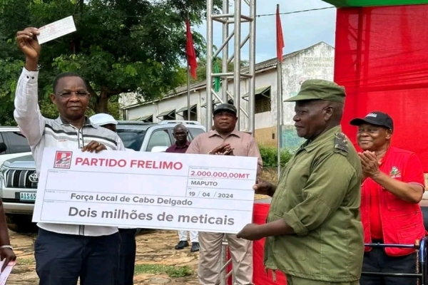 Secretário-geral da Frelimo Roque Silva, e o Comandante da Força Local, John Issa.