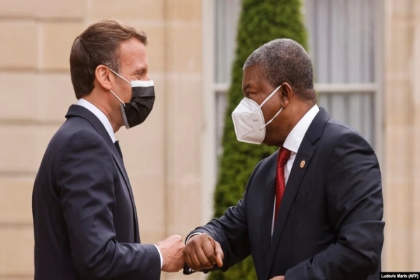 Presidente francês Emmanuel Macron (esq) cumprimenta o Presidente angolano João Lourenço, à chegada ao Palácio do Eliseu. Paris, 17 de Maio, 2021