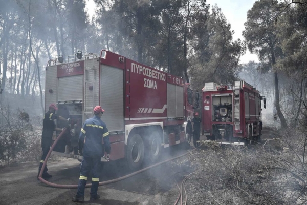 Centenas de bombeiros combatem pelo segundo dia incêndio na Grécia