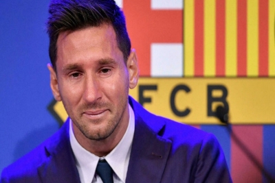 Lionel Messi emocionou-se na conferência de impresa de despedida do Barcelona.