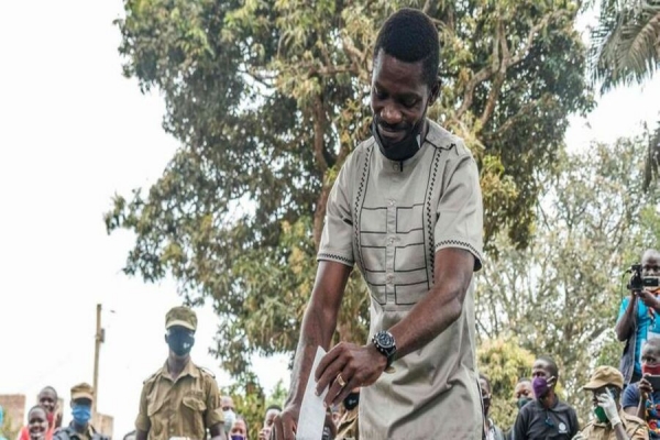 O músico-político Robert Kyagulanyi, também conhecido como Bobi Wine, lança seu voto durante o presidencial e parlamentar em uma estação eleitoral em Magere, Uganda, em 14 de janeiro de 2021.