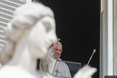 Papa Francisco da janela que dá para a Praça de São Pedro, Vaticano. 18 de Abril 2021