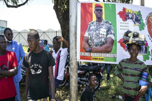 Cartaz do coronel Doumbouya, líder da junta guineense, em Conacri, 11 de Setembro de 2021. 