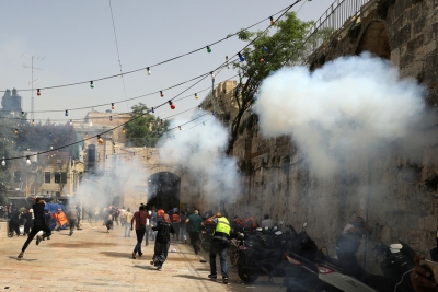 Centenas de feridos em novos confrontos entre polícia israelita e manifestantes palestinianos em Jerusalém