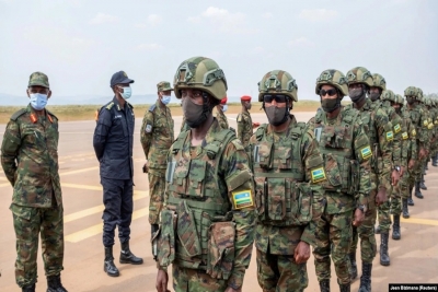 Tropas ruandesas na hora de partida a Moçambique para apoiar o país no combate à insurgência. Aeroporto Internacional de Kigali, Ruanda. 10 de Julho