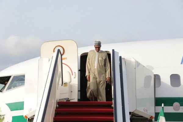 O presidente da Nigéria, Muhammadu Buhari, chega ao Aeroporto Internacional Nnamdi Azikiwe, em Abuja, após exames de saúde em um hospital de Londres, em 19 de junho de 2016.