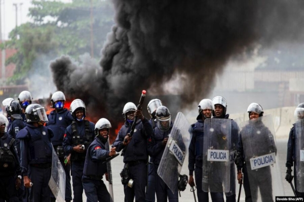 Um polícia prepara-se para atirar gás lacrimogéneo durante uma manifestação anti-gGoverno, Luanda 24 outubro 20