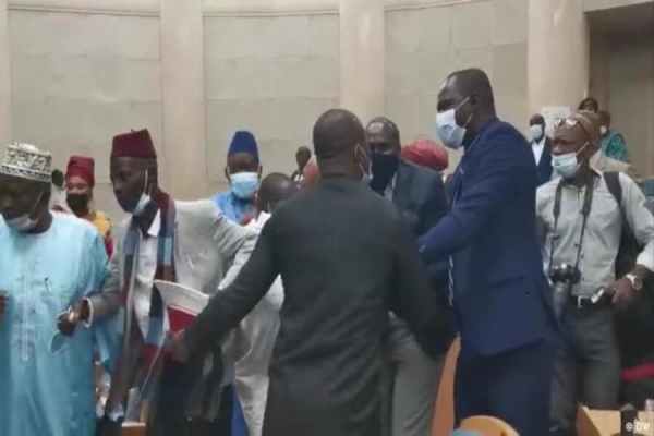 Deputados guineenses envolvem-se em confrontos físicos