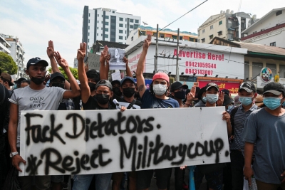 Terceiro dia de manifestações em Rangum contra o golpe militar em Myanmar