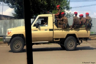 Militares etíopes circulam na capital, Addis Abeba.