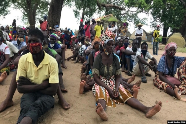 Metuge: Campo de deslocados do centro agrário de Napala. Distribuição de alimentos por PMA a deslocados da insurgência em Cabo Delgado. Moçambique