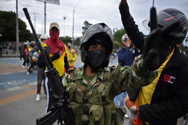 Um militar colombiano tenta acalmar um manifestante durante os protestos ocorridos no dia 28 de Maio de 2021, em Cali.