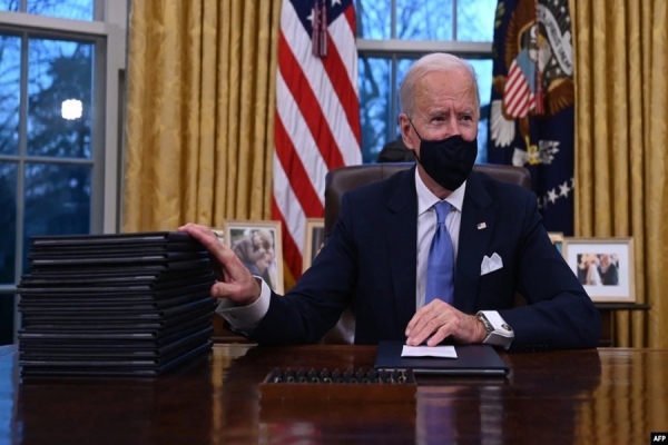 Joe Biden assina decretos executivos no primeiro dia de mandato, 20 Janeiro 2021