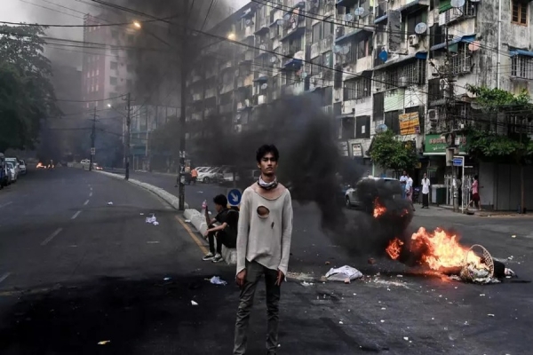 Manifestante nas ruas de Rangum no dia 30 de Março de 2021.