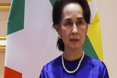 Ex-Primeira-ministra de Myanmar comparece fisicamente em tribunal