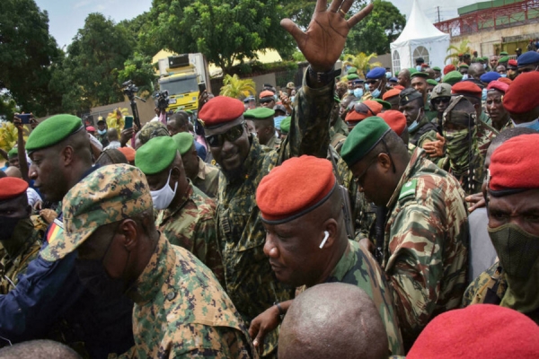 O tenente-coronel Mamady Doumbouya na sua chegada ao Palácio do Povo, em Conakry.