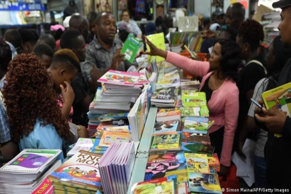 Governo moçambicano retira tema sobre orientação sexual de livro após polémica