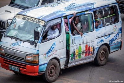 Passageiros e &quot;chapeiros&quot; criticam aumento do preço dos transportes em Maputo