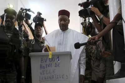 O President cessante do Níger Mahamadou Issoufou, enquanto votava no Domingo 21 de Fevereiro de 2021, numa mesa de voto de Niamey, para as eleições gerais do país da África ocidental.