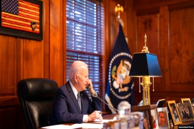 Nesta imagem fornecida pela Casa Branca, o Presidente Joe Biden conversa ao telefone com o presidente russo Vladimir Putin a partir da sua residência privada em Wilmington, Delaware (30 Dezembro 2021) 