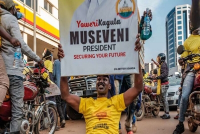 Os partidários do Movimento nacional de Resistência (NRM) comemoram a vitória do presidente ugandês Yoweri Museveni, em Kampala Uganda, 16 de janeiro de 2021.