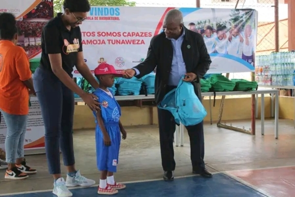 Cabo Delgado: Governador oferece 200 kits escolares a crianças na celebração de 01 de Junho