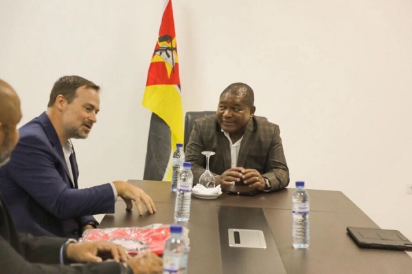 Presidente da República de Moçambique, Filipe Nyusi. E o Director Geral da ExxonMobil, Arne Gibbs.