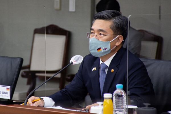 Ministro da Defesa sul coreano, Suh Wook.