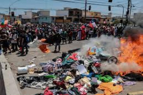 Manifestantes anti-imigração destroem pertences de migrantes venezuelanos devido ao aumento da criminalidade no Chile