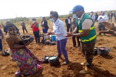 Governadora do Niassa procede distribuição insumos aos deslocados de Cabo Delgado 