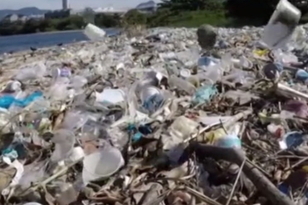 &quot;Tsunami de lixo&quot; nas praias do Rio de Janeiro. &quot;Isto é um crime global&quot;