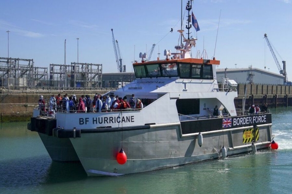 Um grupo de pessoas consideradas migrantes é trazido para Dover, Kent, a bordo de um navio da Força da Fronteira