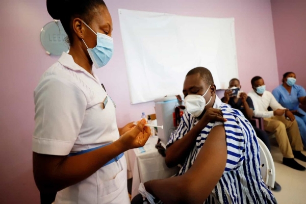 Kenneth Kaunda, o Presidente fundador da Zâmbia e herói da libertação, morreu aos 97 anos num hospital militar em Lusaka, onde estava a ser tratado a uma pneumonia, disse o seu filho Kambarage na quarta-feira, escreve a agência Reuters.  Kaunda gov