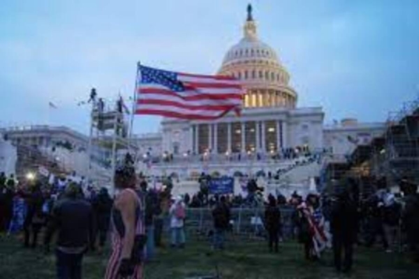 Ataque do Capitólio dos EUA: manifestantes apontam uma adaga na garganta da América - Biden