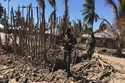 Militares moçambicanos derrubam uma estrutura incendiada por insurrectos em Naunde, no norte de Moçambique, a 13 de Junho de 2018.