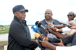 Governador de Cabo Delgado, Valige Tauabo (a direita) e o seu homólogo de Nampula, Manuel Rodrigues (a esquerda)