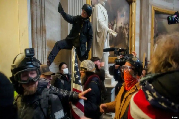 Manifestantes pró-Trump invadem Capitólio, em Washington DC, a 6 Janeiro 2021