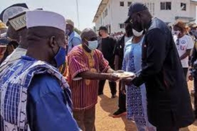 Presidente Weah visita sobreviventes de debandada mortal na Libéria