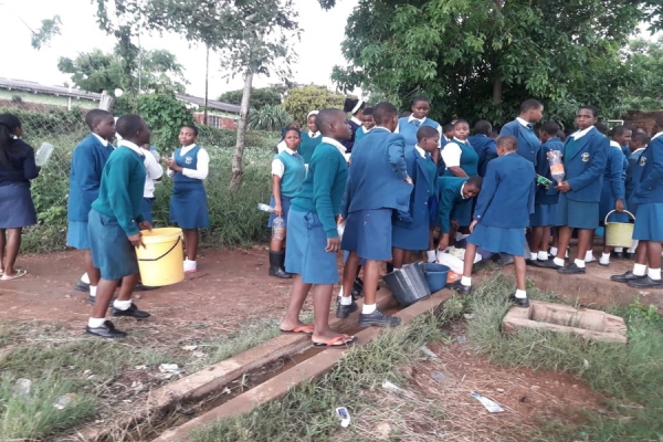 Zimbábue fecha a escola depois que 100 alunos testam positivo para COVID-19