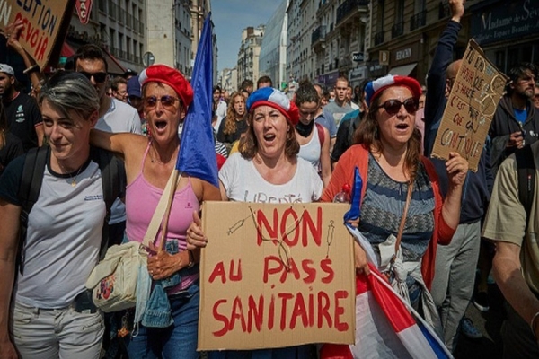 Mais de 100.000 pessoas protestaram contra as novas medidas do governo francês contra o coronavírus no fim de semana