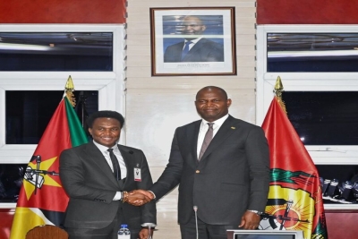 Presidente da República de Moçambique, Daniel Chapo, e o Engenheiro, Venâncio Mondlane, antigo candidato presidencial.