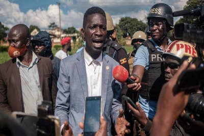 Bobi Wine fala com jornalistas depois que seu comício de campanha foi violentamente dispersado pelas forças de segurança em novembro passado