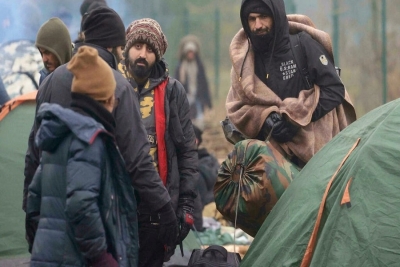 Migrantes provenientes do Médio-Oriente,aqui dianyte das suas tendas, no checkpoint de Kuznitsa, na fronteira com a Polónia , em Grodno na Bielorrússia, no dia 17 de Novembro de 2021. 